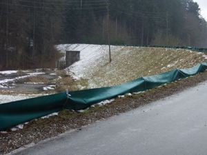 Amphibienzaun, dahinter der Weiher